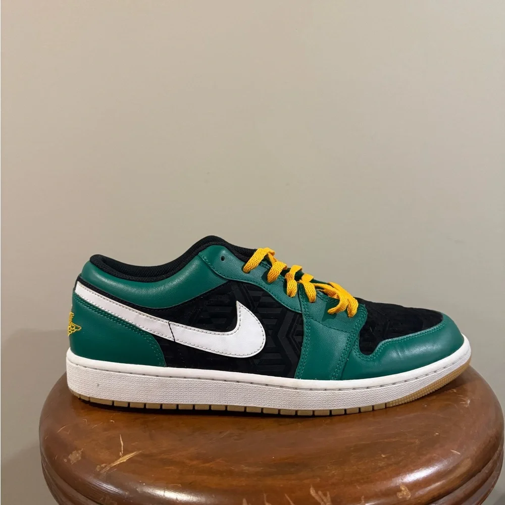 AIR JORDAN 1 LOW SE
"HOLIDAY SPECIAL - MALACHITE GREEN" - Picture 11 of 14